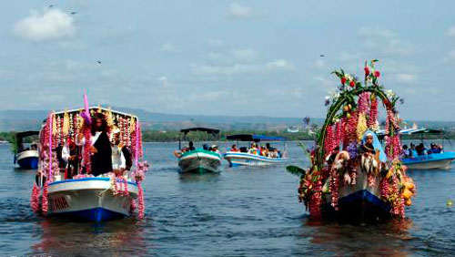 lancha entre las isletas el mejor viacrucis acuatico de nicaragua